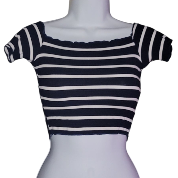 Tops - ☺️Woman Size S Crop Top☺️